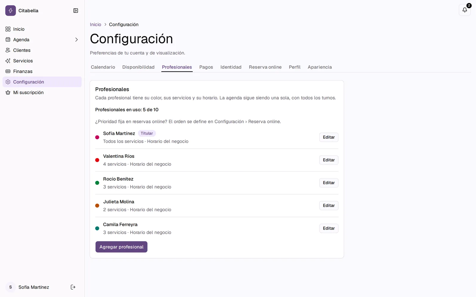 Lista de profesionales del equipo, cada una con su color, sus servicios y su horario